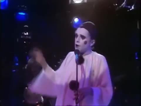 The Show Must Go On (English-French) Le Show Doit Continuer